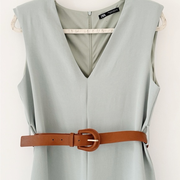 Light blue/light teal sleeveless jumpsuit with belt and shoulder-pads(!!!) - Picture 4 of 4